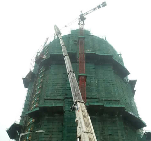 大田吊车在工地上作业